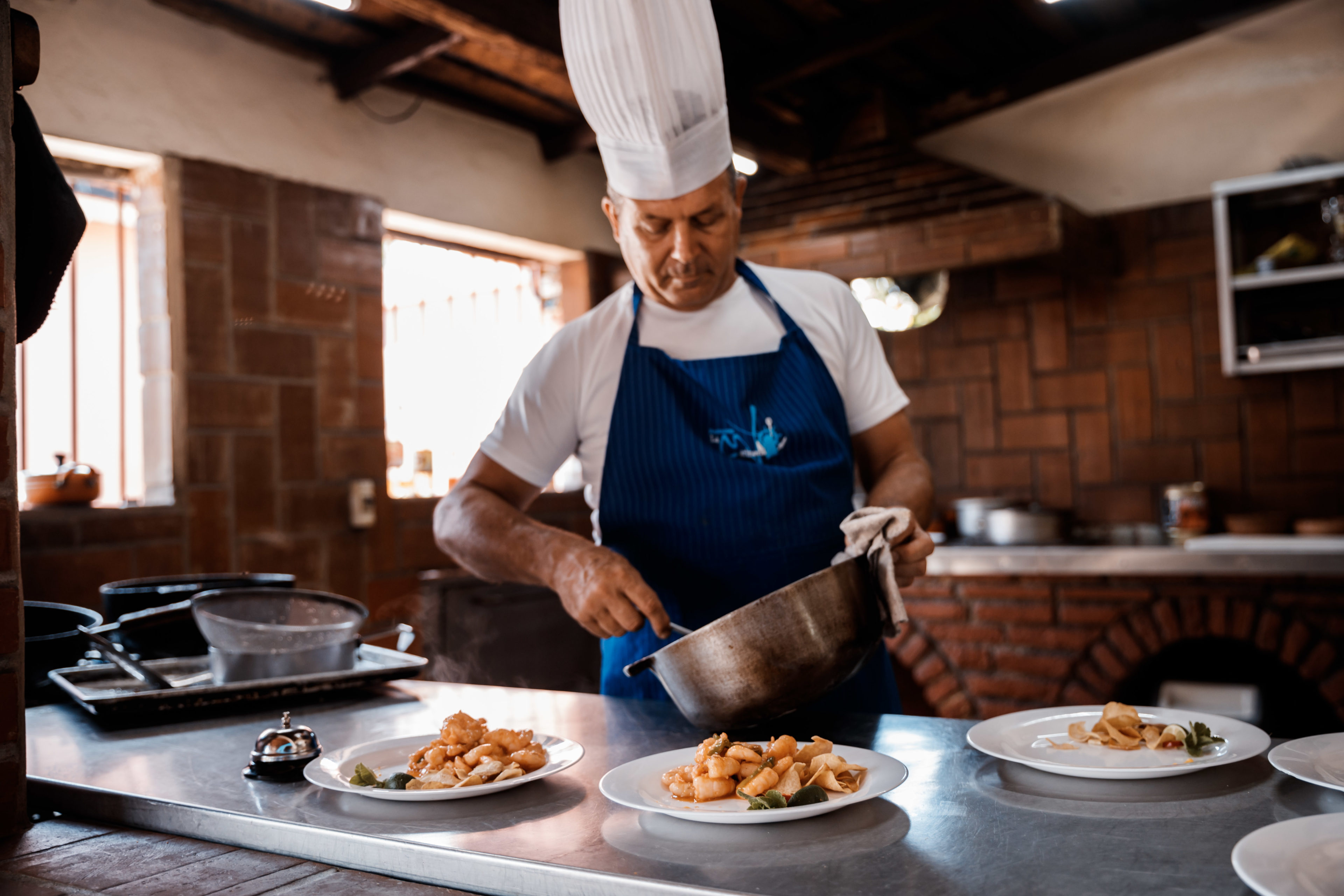 Koch rührt in Schale in Kuba