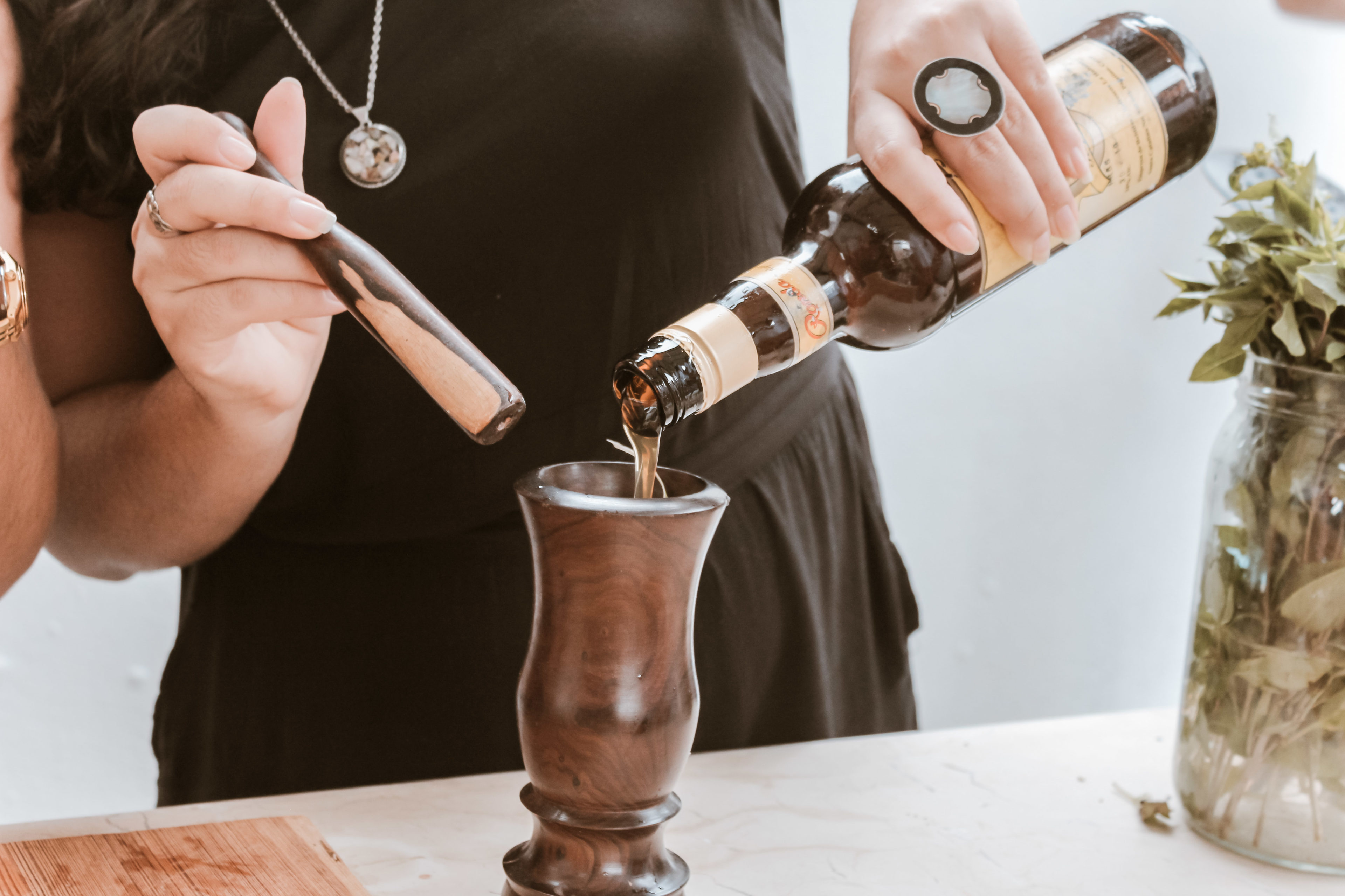 Nach dem Besuch des Rum-Museums in Havanna lernt ein Kuba-Reisender, wie er seinen Lieblingscocktail mit Rum mixt