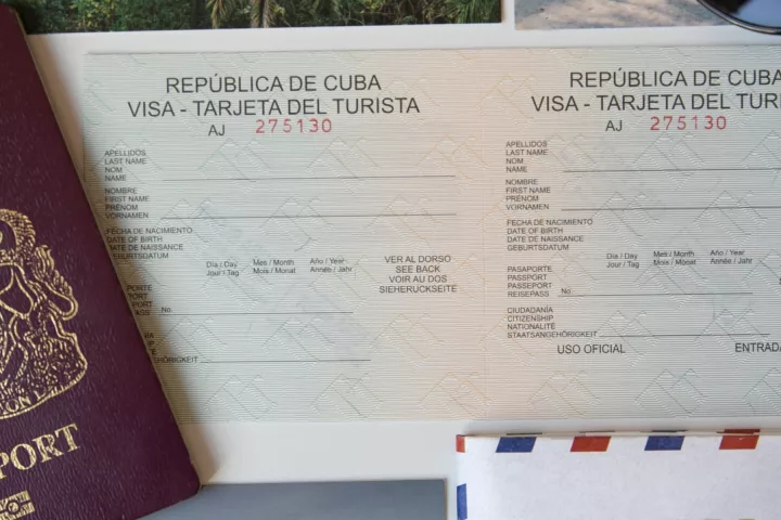 Verschieden Reisedokumente, bereit für Kuba