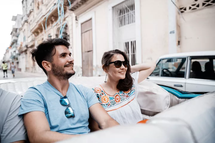 Pärchen im Oldtimer in Havanna, Kuba
