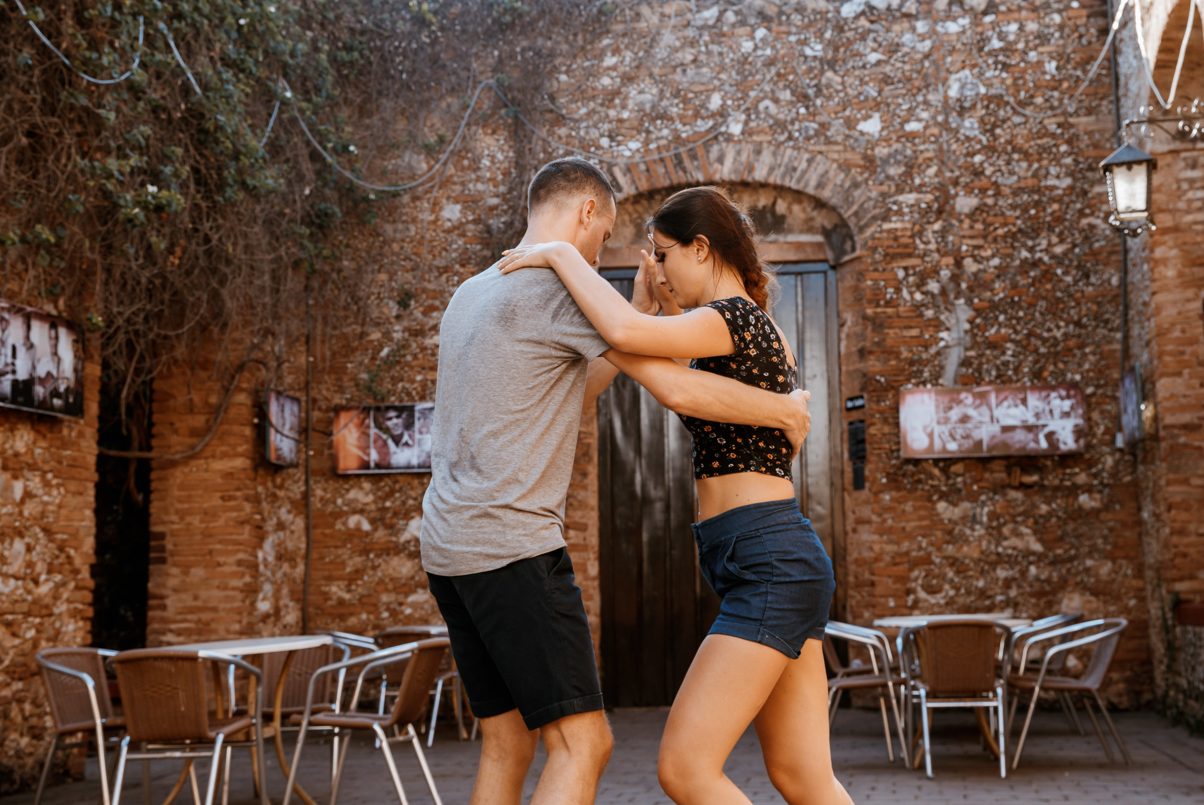 Pärchen tanzt Salsa in Kuba