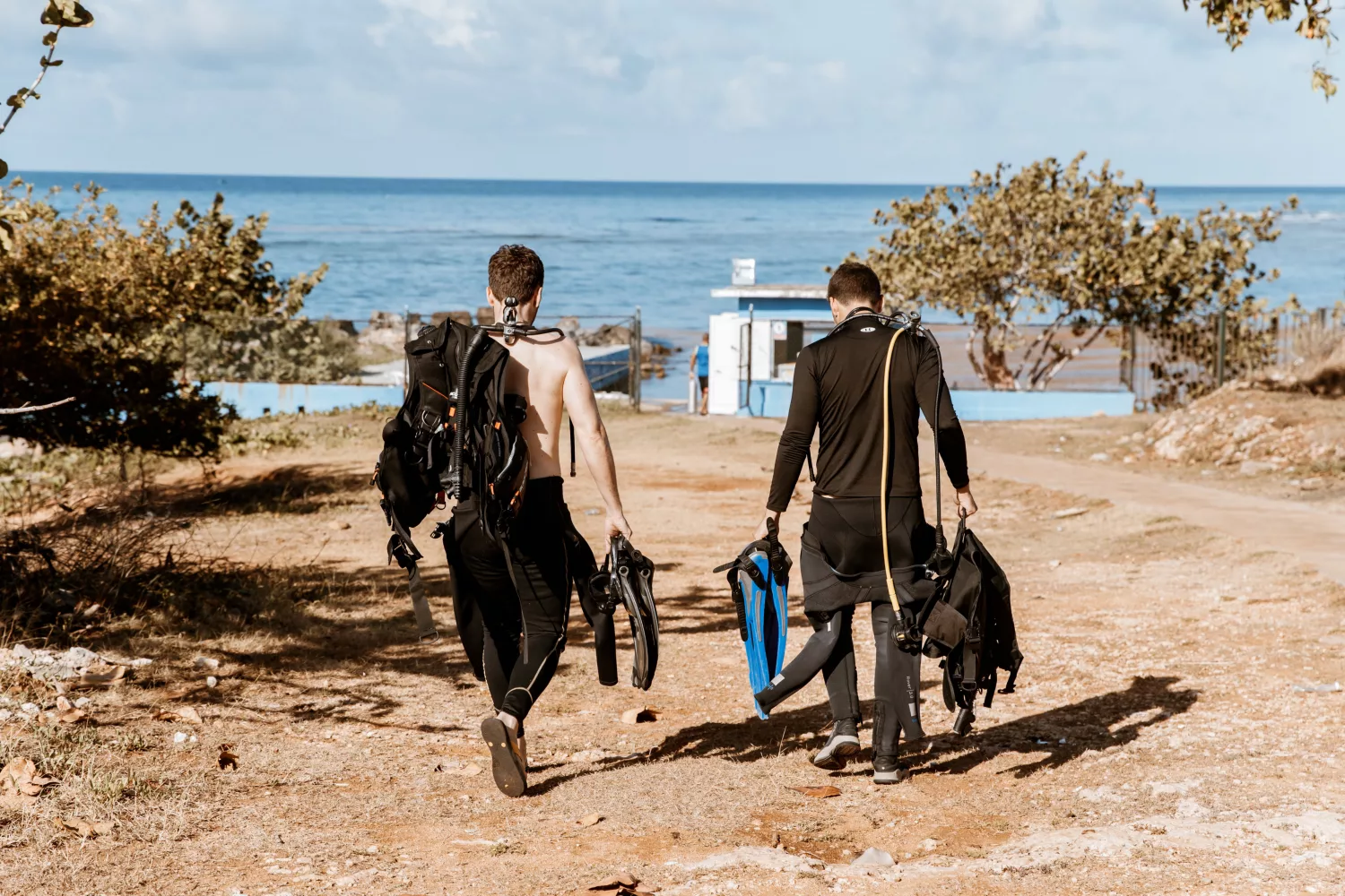 Taucher auf dem Weg zum Wasser in der Nähe von Trinidad