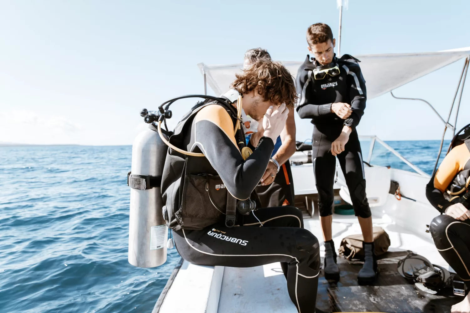 Taucher auf Boot in Trinidad