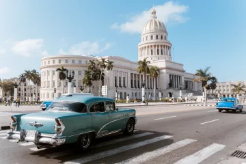 Blauer Oldtimer vor dem Kapitol Havanna