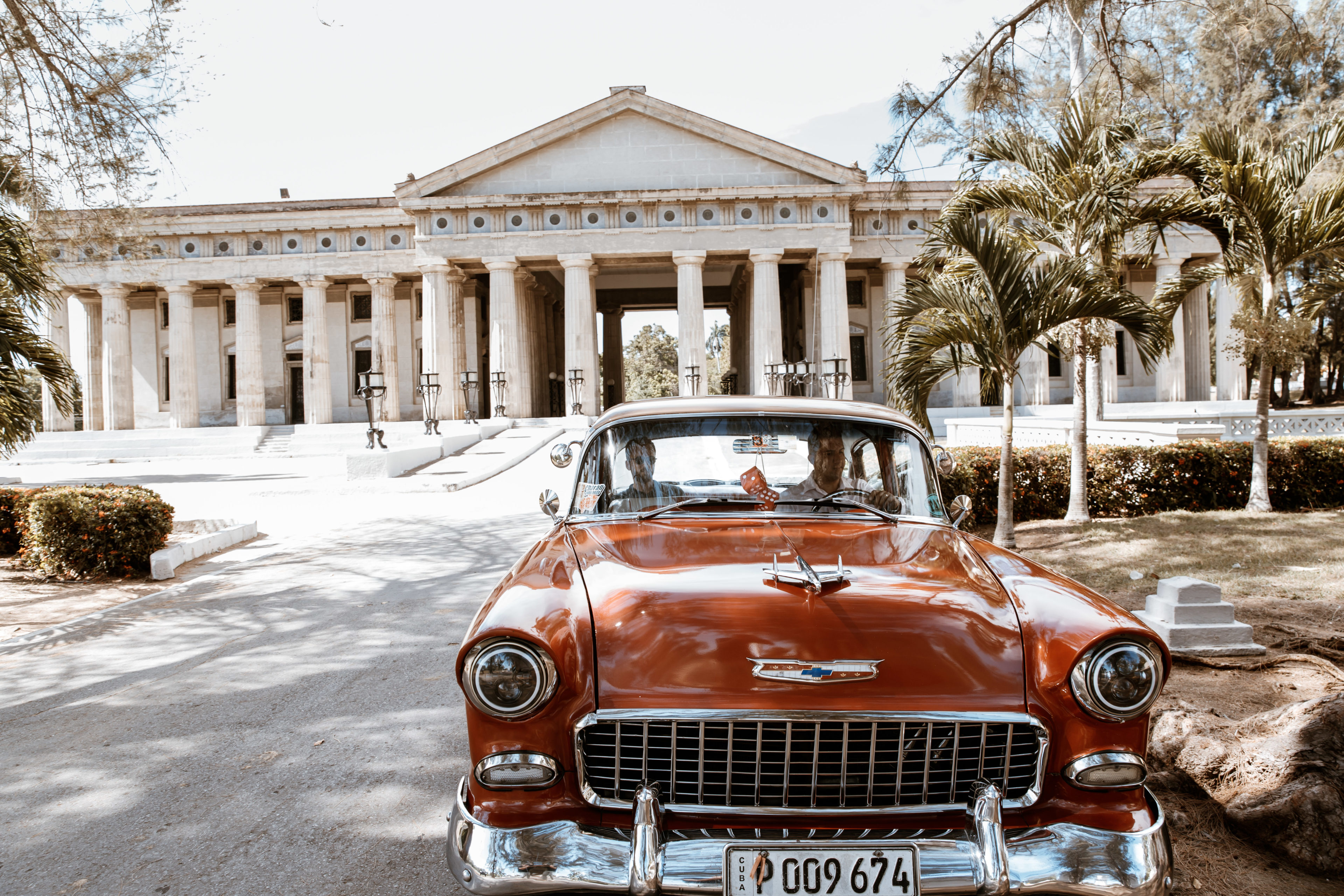 Oldtimer vor Gebäude