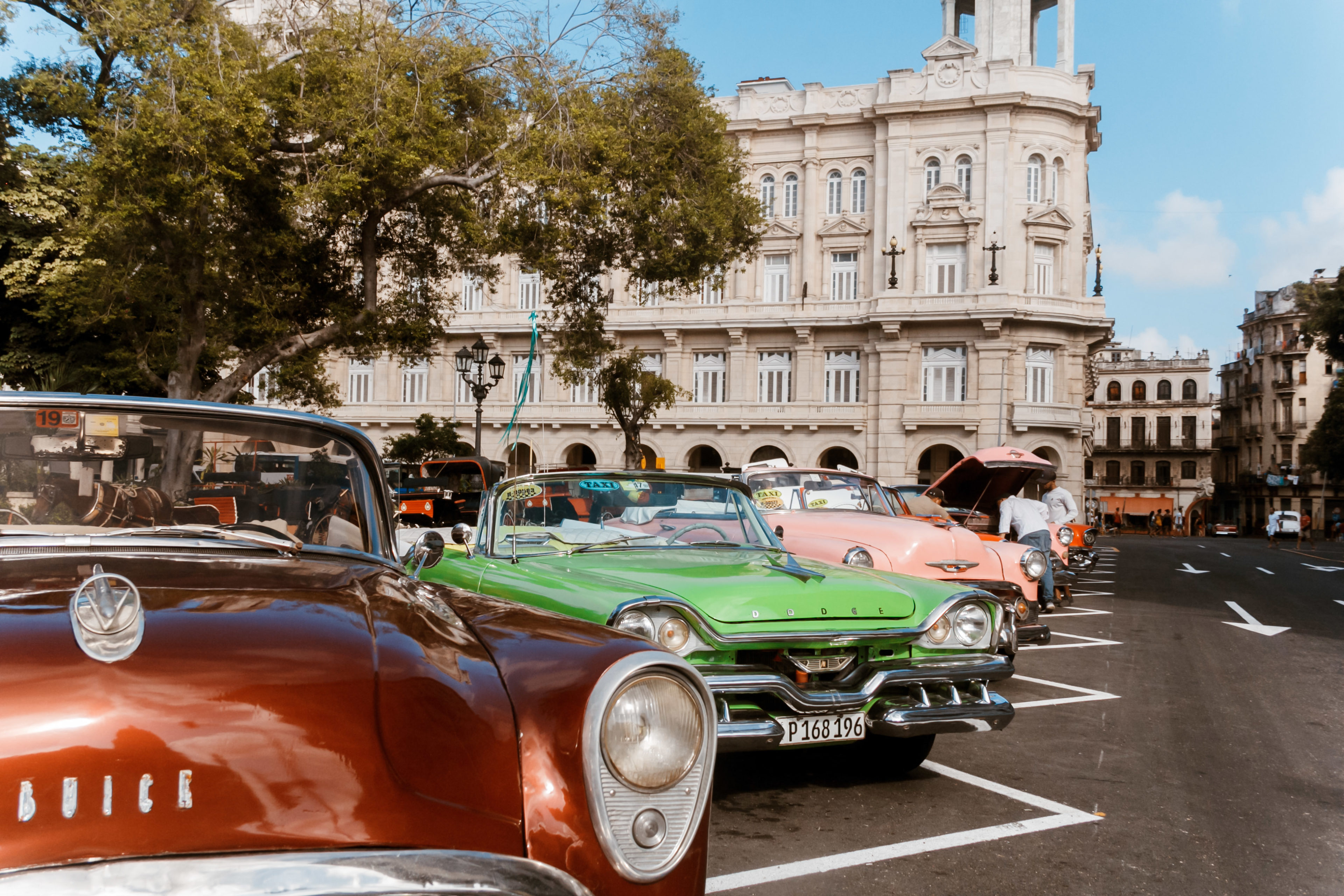 verschiedene Oldtimer warten in Havanna auf Kundschaft