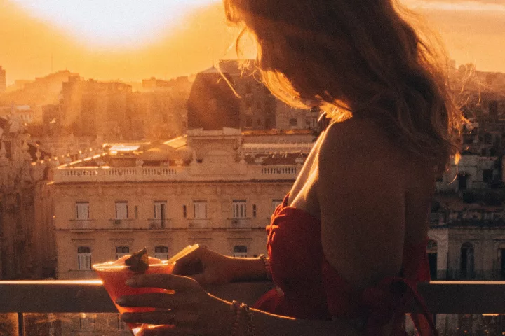 Eine Frau steht vor dem karibischen Sonnenuntergang in Havanna