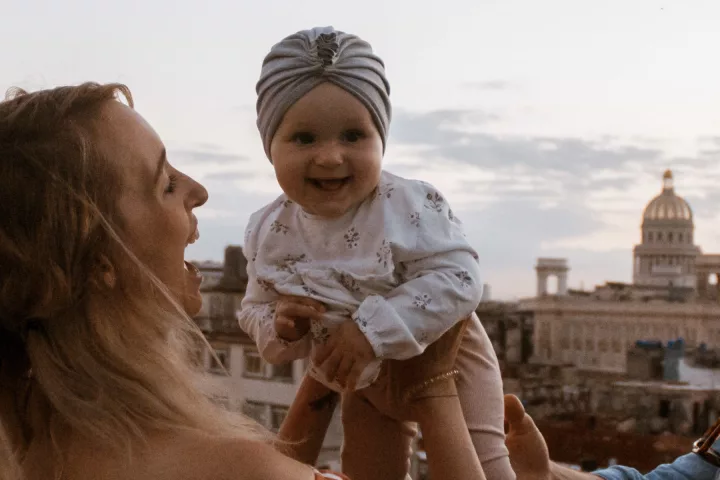 Eine Familie mit Baby in Havanna