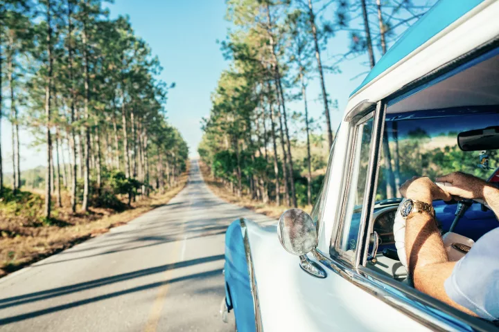 Ein Oldtimer mit Chauffeur für eine Rundreise durch Kuba