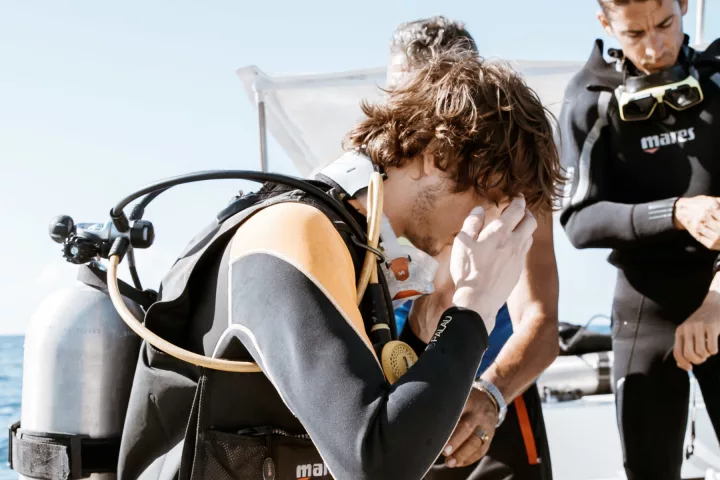 Taucher auf Boot in Trinidad
