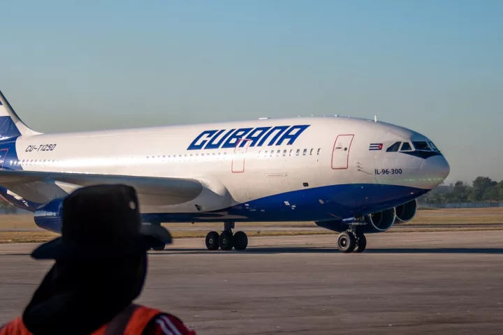 Flugzeug auf Startbahn in Kuba